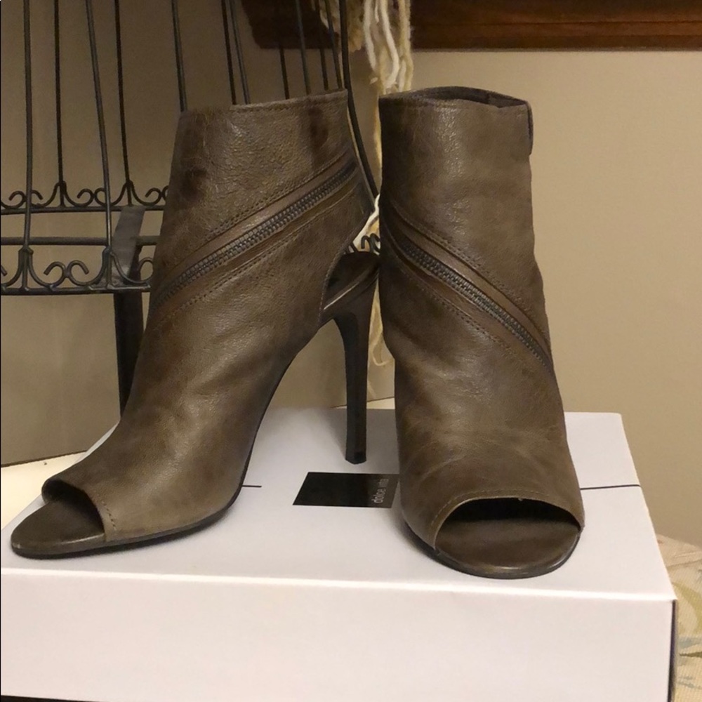 Dolce Vita Halo Heeled Bootie in charcoal